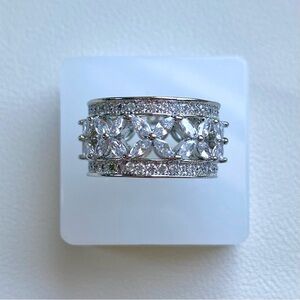 Elegant Silver Crystal Ring